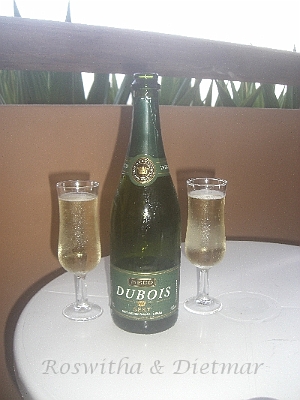 CIMG7189.JPG - Sekt zum Anstossen auf die Flitterwochen (von der Rezeption)