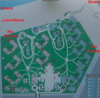 1 CIMG7042.JPG - unser Zimmer - oben links - siehe PfeilAusgang zum Strand - oben rechts