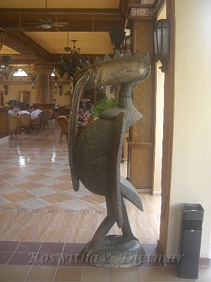 15 CIMG7234.JPG - Kunstwerk im Foyer
