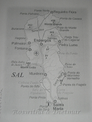 CIMG7045.JPG - Karte von SalHotel Riu Garopa (unten links am Leuchtturm)Ponta Preta (unten links) MuschelfriedhofSalinas (unten rechts) SalzgewinnungHafenanlage Palmeira (mitte links)Monte Grande grosser Berg (oben rechts)
