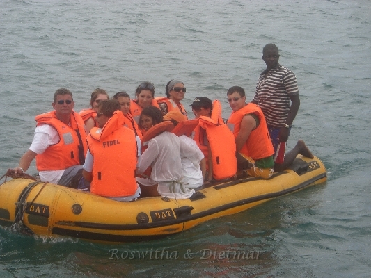 CIMG7426.JPG - Schlauchboot zum Segelschiff