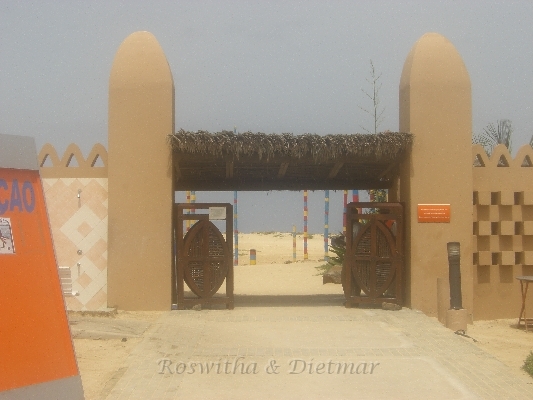 1 CIMG7235.JPG - das Tor zum Strand