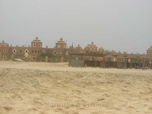 CIMG7304.JPG - Sonnenschutz am Strand