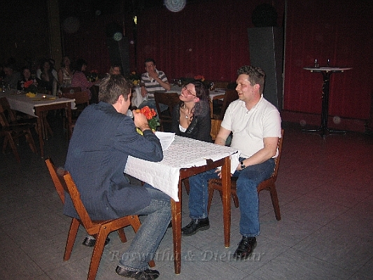 010-P422 039-600.jpg - "Beim Standesamt"  -  der Beamte stellt Fragen ...