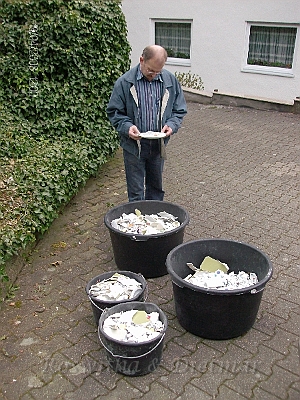 001-HPIM0152-600.jpg - 2 Speisfaesser  +  2 Baueimer  voll Scherben